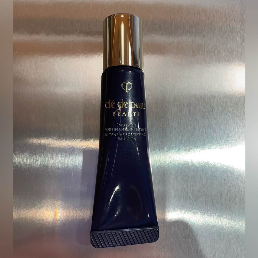 Clé de Peau Beauté
Intensive Fortifying Emulsion - Picture 2 of 4